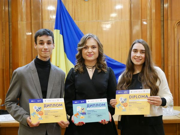 У Центральній виборчій комісії відбулося нагородження переможців Всеукраїнського конкурсу творчих робіт «Вибори після війни». Цей захід був спільно організований ЦВК та IFES в Україні. Переможці конкурсу отримали сертифікати та подарунки від IFES в Україні та ЦВК.